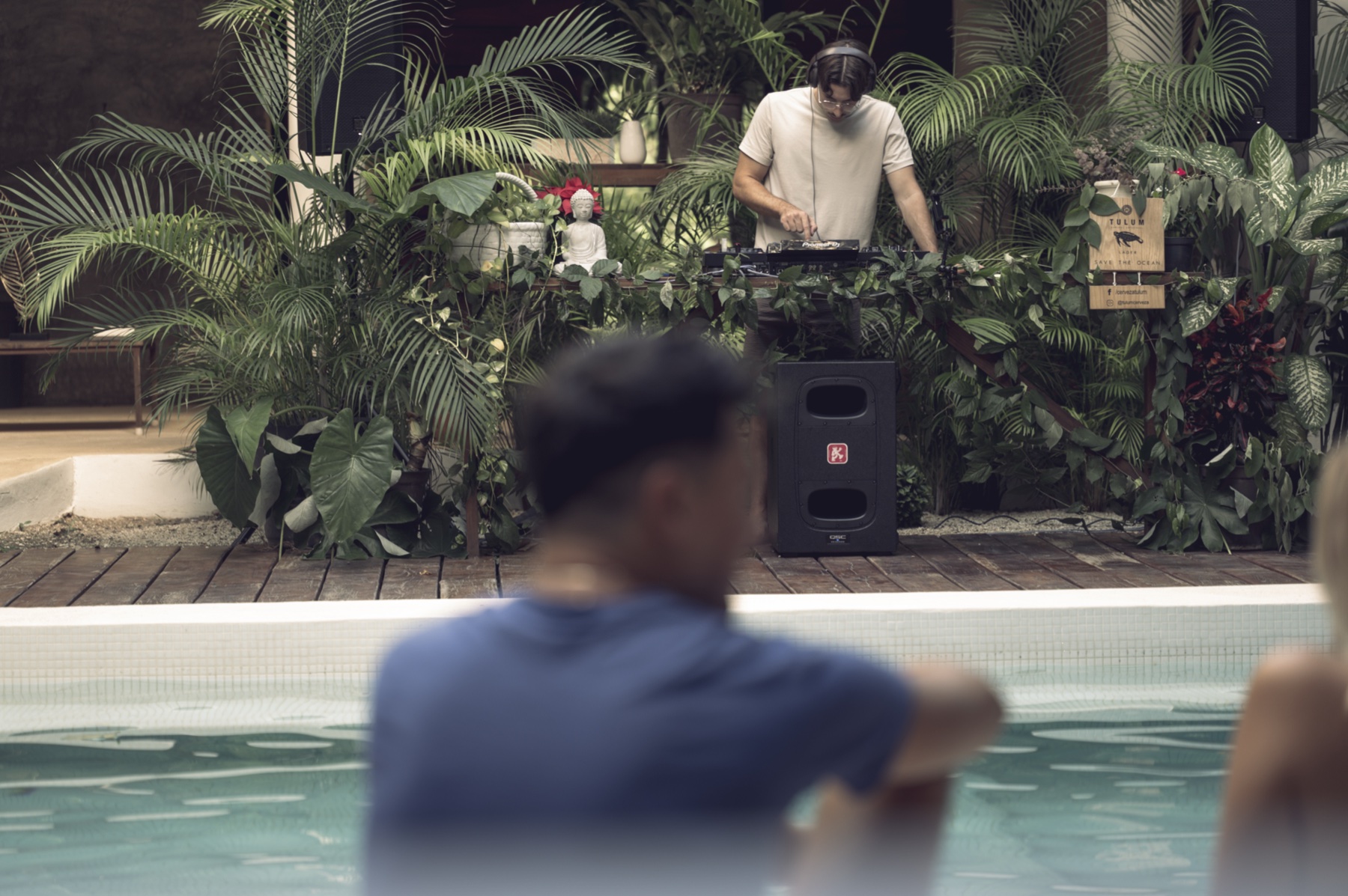 Fiesta junto a la piscina con DJ en Nomad Humans