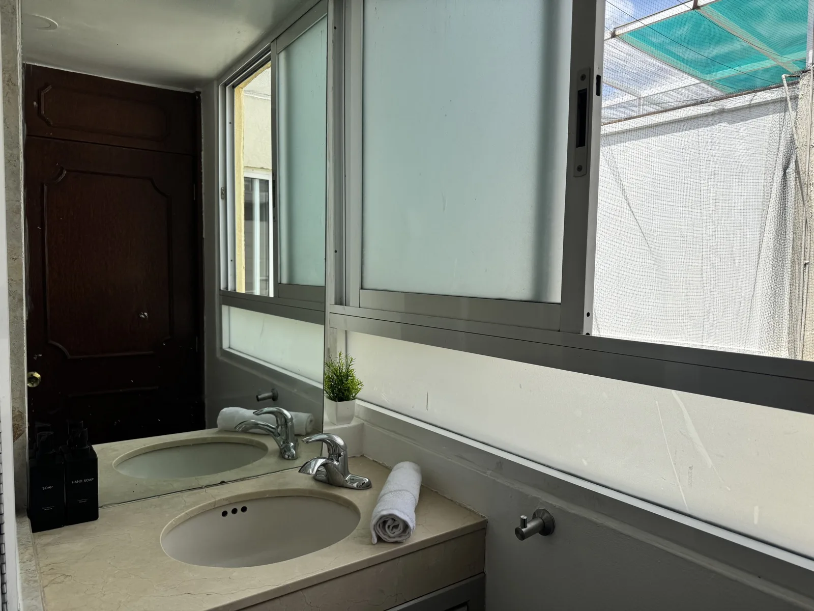 Baño con doble lavabo