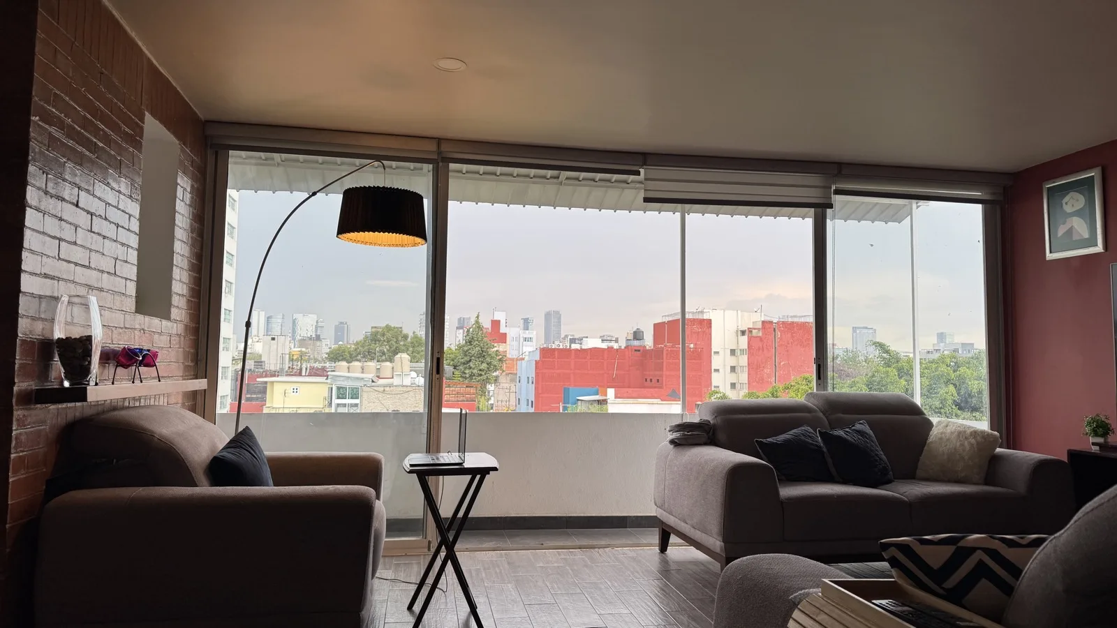 El living al atardecer, con vista a la ciudad